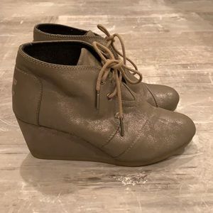 TOMS Desert Lace-Up Wedge Bootie, Metallic Taupe, Sz 7